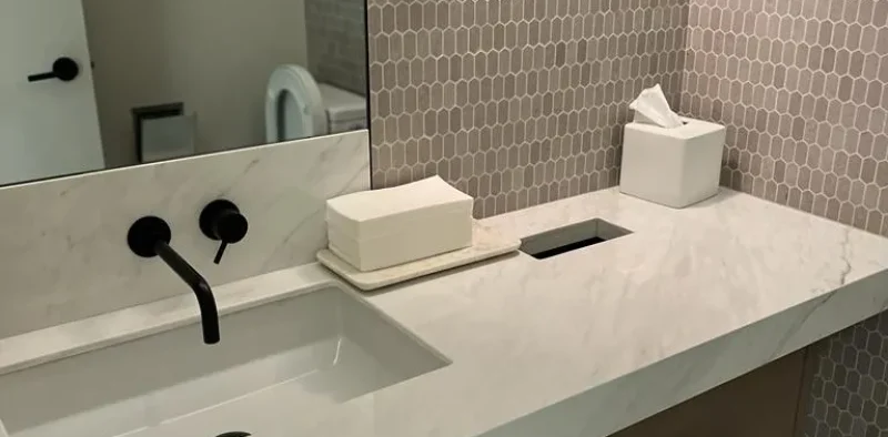 cleaning of washbasin in restaurant